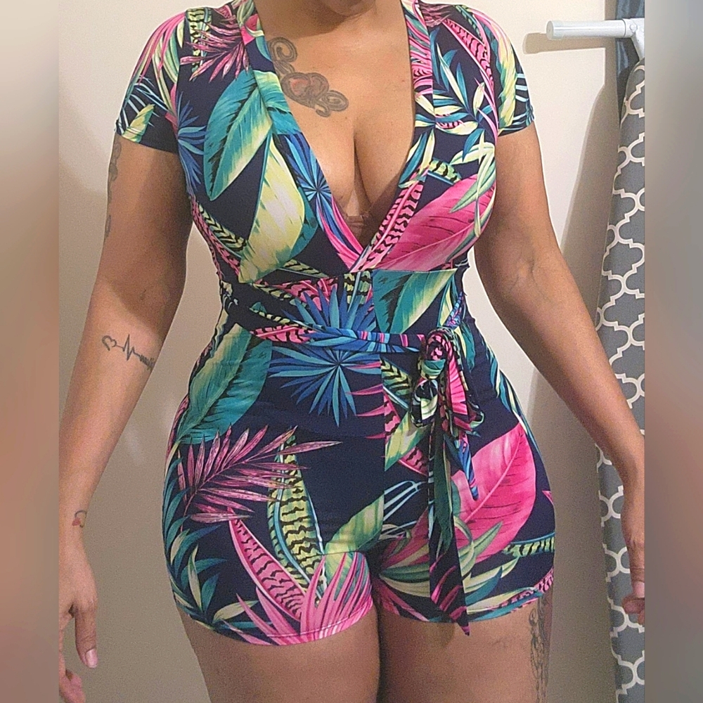 Medium one piecs short jumpsuit, very strecthy